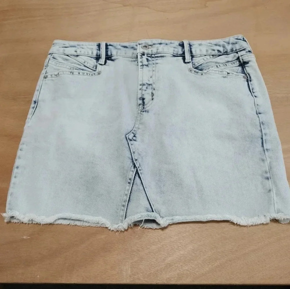 Jessica Simpson Size 30/10 Light Denim Infinite Mini Skirt - Picture 1 of 8